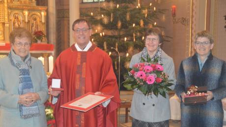 Berta Alander (links) nahm das Ulrichskreuz in Gold von Pfarrer Andreas Specker entgegen.  Auch Mesnerin Gertrud Berger und die Pfarrgemeinderatsvorsitzende Helga Hörmann gratulierten. 