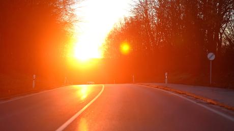 Von der tief stehenden Sonne geblendet, übersah eine 19-jährige Fahrerin am Sonntag beim Abbiegen ein anderes Auto.