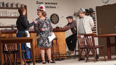 Das Theater Obenhausen (im Foto von links Angelika Sauter, Melanie Schwarz, Rainer Deutschenbaur und Roland Jegg) bietet mit "Kaviar trifft Currywurst" entspannende Unterhaltung.   