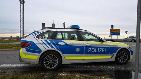 Mit Hubschraubern und vielen Streifenwagen wie hier in Seligweiler fahndet die Polizei nach einem Auto, dessen Fahrerin oder Fahrer vor einer Kontrolle geflohen ist.