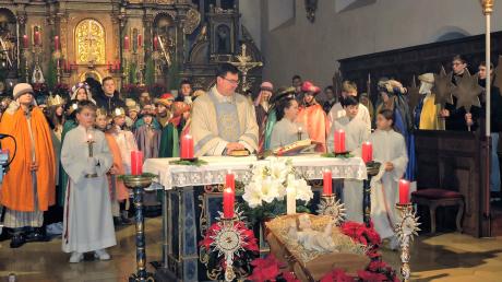 Eine geballte Segenskraft mit 80 Sternsingern versammelte sich zur Aussendung im Altarraum der Burgheimer Pfarrkirche Sankt Cosmas und Damian.