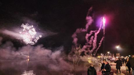 Beim Strandhotel und in den Boxler-Anlagen feierten viele Dießener den Beginn des neuen Jahres. Dabei wurde am Strandhotel-Steg auch ein 20-minütiges Feuerwerk gezündet.