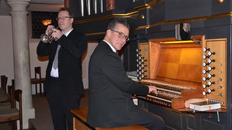 Michael Bischof (Trompete) und Andreas Weil (Orgel) erfreuten ihr Publikum zum Jahreswechsel in der Illertisser Stadtpfarrkirche mit festlichen Klängen.