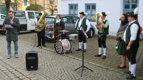 In Rehling stimmte der Musikverein auf den Jahreswechsel ein. Dazu gab es eine Ansprache von Bürgermeister Christoph Aidelsburger (links).