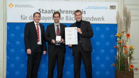 Staatsehrenpreis für die Bäckerei Bosch: Bäckermeister Helmut Bosch (Mitte), links Landesinnungsmeister Heinrich Traublinger, rechts Ministerpräsident Markus Söder.