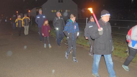 Bei Dunkelheit waren Teilnehmer der Wanderveranstaltung in und um Wolferstadt mit Fackeln und Taschenlampen unterwegs.