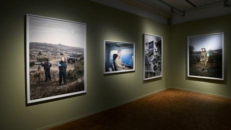 Den Grenzen widmet sich das Schwäbische Museum Oberschönenfeld in einer Ausstellung. Julian Röder bietet darin mit einer Fotoserie Einsichten in die EU Außenkontrollen.