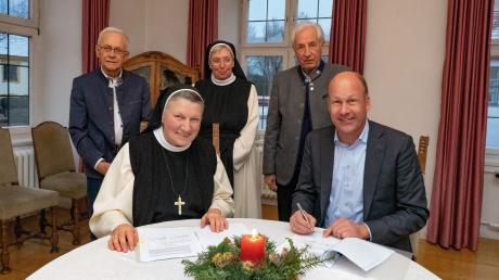 Bezirkstagspräsident Sailer und Äbtissin Gertrud Pesch unterzeichnen den neuen Mietvertrag im Museum Oberschönenfeld.