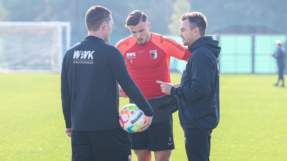 Ein wichtiger Ansprechpartner ist Ermedin Demirovic für Chef-Trainer Enrico Maaßen (rechts) und seinem Co-Trainer Sebastian Block.