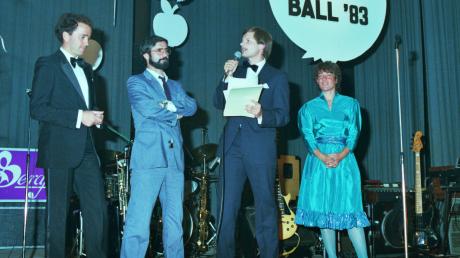 Rosi Mittermaier, Christian Neureuther und Gerd Müller beim Presseball der Rieser Nachrichten im Jahr 1983, am Mikrofon ist RN-Sportredakteuer und späterer stellvertretender Redaktionsleiter Robert Milde.