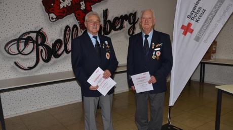 Eugen Schiller und Stefan Hirschberger sind mit 60-jähriger Zugehörigkeit die Senioren bei der Bereitschaft des Roten Kreuzes in Bellenberg, aber noch keineswegs außer Dienst. 