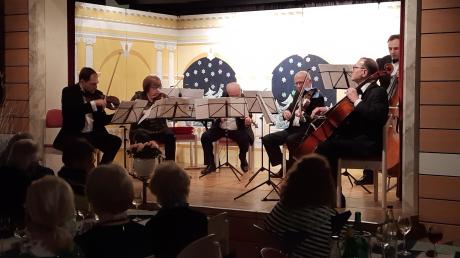 Das Ensemble des Georgischen Kammerorchesters begeisterte in Burgheim. 