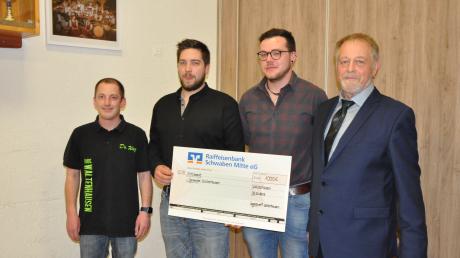 Beim Neujahrsempfang übergaben Vertreter vom Jugendtreff Waltenhausen (Bude) Bürgermeister Rampp (rechts) eine Spende über 1000 Euro zur Verwendung für die neue Kita im Pfarrhof.