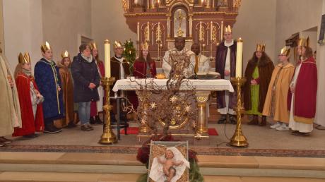 Der Festgottesdienst zum Hochfest der Heiligen Drei Könige in St. Ludwig Karlshuld wurde von den Ministranten mitgestaltet, die die Aufgabe der Sternsinger übernehmen. Daran schloss sich der Neujahrsempfang an.