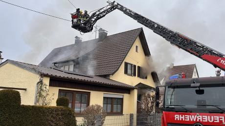 Im Einsatz waren am Sonntag mehrere Feuerwehren aus dem Landkreis, da ein Christbaum in Thannhausen in Brand geriet. 