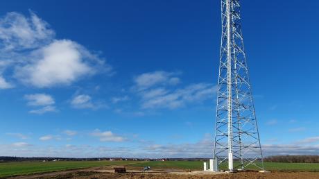 Der neue Funkturm zwischen Forheim (im Hintergrund) und Aufhausen soll beitragen, das Funkloch in dieser Region zu schließen.