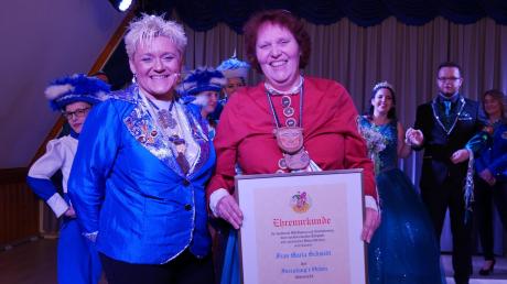 Kerstin Rauner, Vorsitzende der Haldenwanger Gaudi (links),  hat Maria Schmidt ausgezeichnet.