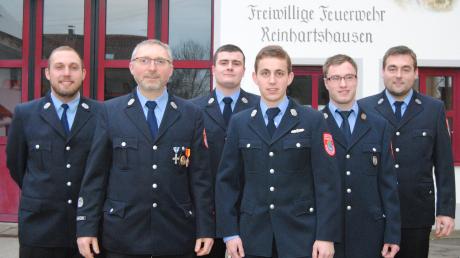 Von Kommandant Markus Mayr (Zweiter von links) wurden Jonas Mayr, Simon Horlacher, Dominik Frey, Stefan Drexel und Manuel Sattler für zehn Jahre aktiven Dienst bei der Feuerwehr Reinhartshausen ausgezeichnet.