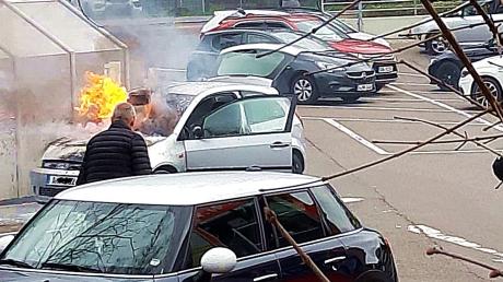 Komplett ausgebrannt ist ein Auto am Montag gegen 12.50 Uhr auf dem Parkplatz des Rewe-Marktes in Meitingen.