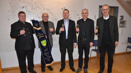 Beim Neujahrsempfang in Bellenberg stoßen sie auf die Gemeinschaft an: (von links) Dieter Heidl, Alois Renz, Oliver Schönfeld, Martin Straub und Jochen Teuffel.