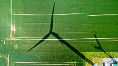 Ein Windrad zur Energiegewinnung haben zwar die wenigsten Sportvereine in Deutschland. Mit Photovoltaikanlagen auf den Sportheimdächern versuchen aber viele, Strom zu erzeugen. 