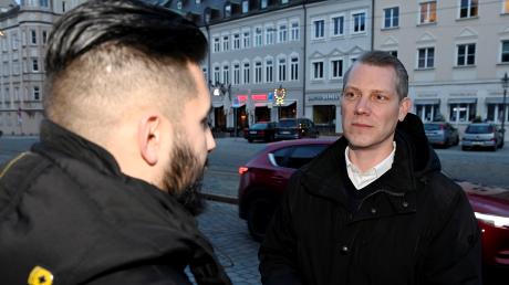 Slavko P. (links) im Gespräch mit seinem Anwalt Jörg Seubert. P. steht unter Bewährung, muss sich an Auflagen und Weisungen halten.                             