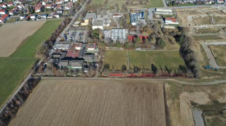 Neben dem Schulzentrum soll die neue Dreifach-Halle entstehen. Der Standort ist im Bild links oben auf der grünen Fläche neben dem Acker. 