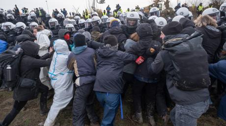 Klimaaktivisten und Polizei treffen in Lützerath aufeinander. 