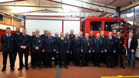 Zahlreiche Ehrungen und Ernennungen gab es bei der Dienst- und Generalversammlung der Freiwilligen Feuerwehr Thannhausen. Georg Eberhardt (Fünfter von links) wurde für 50 Jahre aktiven Feuerwehrdienst geehrt.