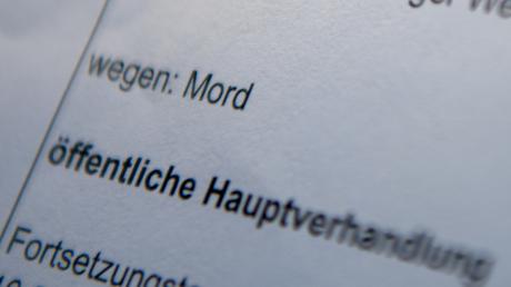 Im Landgericht Augsburg steht auf einer Gerichtstafel das Wort "Mord":  Der Landsberger Römerhang-Prozess dauert an. 