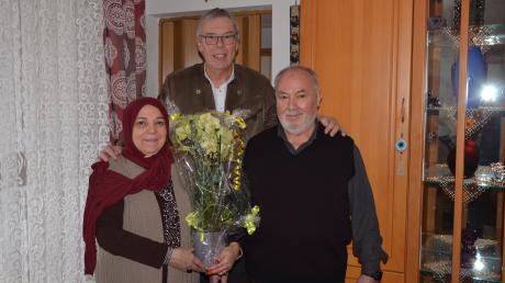 Türkan und Adil Cangi feiern goldene Hochzeit und freuen sich über den Besuch von Wolfgang Ostermann, dem Zweiten Bürgermeister von
Illertissen. 