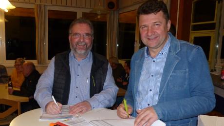 Andreas Lamminger (links) moderierte die Nominierungsveranstaltung der Gruppierung Gemeinsam Pro Petersdorf (GPP). Bürgermeister Dietrich Binder erhält nach jetzigem Stand keinen Gegenkandidaten.