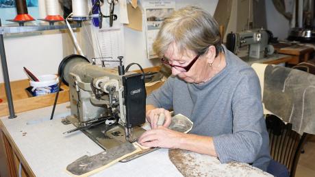 Säcklerin Liselotte Hofer näht Leder zusammen. Seit Jahrzehnten fertigt die Todtenweiserin Lederhosen an. Damit wird bald Schluss sein.