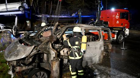 Beim Brand eines Autotransporters auf der B28 bei Blaubeuren sind mehrere Fahrzeuge stark beschädigt worden.