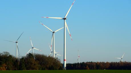 Eine Firma aus Babenhausen hat im Auftrag der Gemeinde Roggenburg ein Gutachten erstellt, aus dem mögliche Standorte für Windräder hervorgehen. 