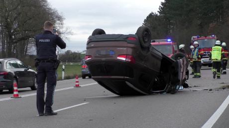 Bei einem Unfall nahe Hoppingen hat sich am Freitagvormittag ein Auto überschlagen.