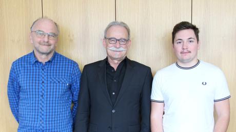 Bürgermeister Manfred Nerlinger (Mitte) ehrte Rainer Brachmann (links) und Thomas Kastl für ihre Leistungen.
