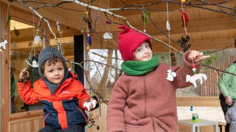 Im Januar hat der Waldkindergarten in Lauterbach eröffnet. Die Kindergartenkinder Samuel und Elli haben dort schon fleißig Mobile aus Naturmaterialien gebastelt. 