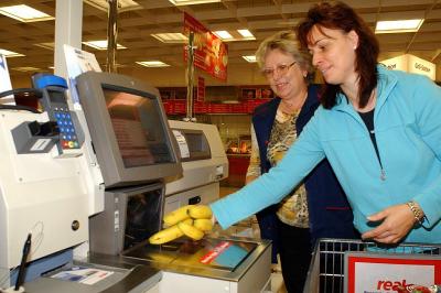 SB-Kasse im Supermarkt: Ohne Mitarbeiter wird der Einkauf unattraktiv