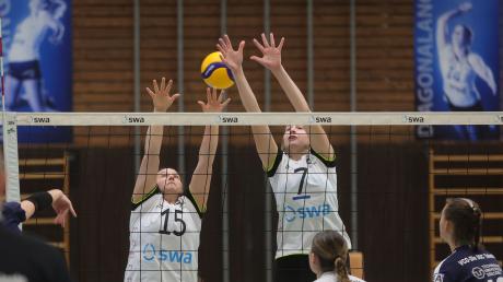 Erstmals in dieser Drittliga-Saison gab es für die Volleyballerinnen der DJK Augsburg-Hochzoll (von links Sonja Zellner und Ekatarina Steber beim Block) eine Niederlage. 
