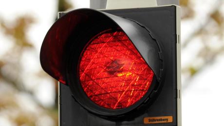 Obwohl eine Ampel auf Rot steht, läuft ein Fußgänger in Gersthofen über die Straße. Es komme zum Streit mit einer Autofahrerin, berichtet die Polizei. 