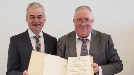 Obermeitingens Bürgermeister Erwin Losert (links) ernannte im Rahmen des Neujahrsempfangs Altbürgermeister Clemens Weihmayer aufgrund seiner Verdienste zum Ehrenbürger der Gemeinde.