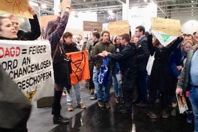Unangemeldete Demo sorgt für Aufsehen bei Messe "Jagen und Fischen"