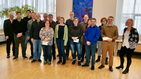 Für eine rundum gelungene Dorfweihnacht bedankte sich Langweids Zweiter Bürgermeister Christian Herfert (links) bei allen Mitwirkenden.