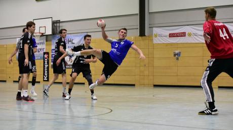 Die Bobinger Handballer (am Ball Leonard Naumann) landeten einen knappen Sieg gegen Haunstetten II. 
