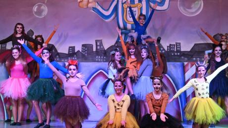 Die Teenager-Showtanzgruppe des KNC präsentierte beim Hofball Szenen aus  „Der König der Löwen" in fantasievollen Kostümen.