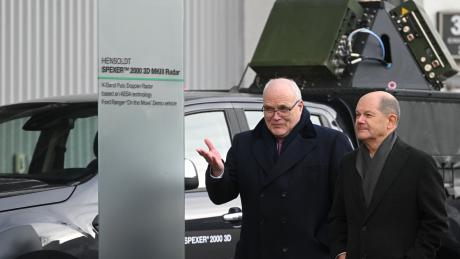 Anfang 2023 hat Bundeskanzler Olaf Scholz die Rüstungsfirma Hensoldt in Ulm besucht. Firmen-Chef Thomas Müller (links) zeigte ihm die Innovationen des Unternehmens. 