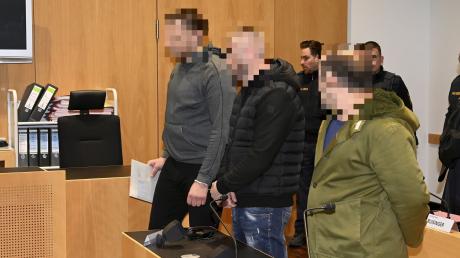 Drei Männer stehen vor dem Landgericht Augsburg. Es geht um den brutalen Überfall auf ein älteres Ehepaar in Bergheim.