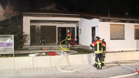 Zu einem Brand in den Kellerräumen des ehemaligen Pilsstadls an der Schrobenhausener Straße in Aichach ist es am Montagabend gekommen.