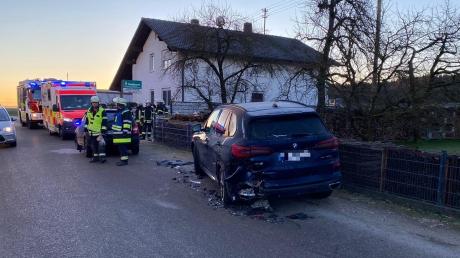 POL-Unfall
Im Pöttmeser Ortsteil Kühnhausen prallte am Dienstagmorgen ein Autofahrer in einen geparkten BMW. Dieser wurde bei dem Aufprall wiederum in einen Gartenzaun geschoben. Der Gesamtschaden ist mit 23.500 Euro hoch.
